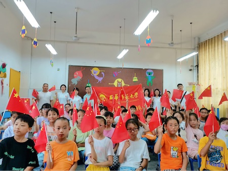 图为志愿者老师与被支教学生们的合照。中国青年网通讯员 康伟强 供图_副本.jpg